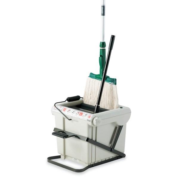 ラチェット式ペダルを踏むだけで、立ったままモップを絞れます。型番：CE-438-000-0JAN：4904771606804製造販売元：株式会社テラモト