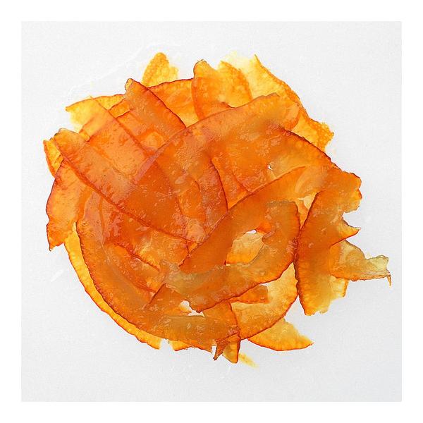 完熟したバレンシアオレンジをじっくり砂糖づけしてうすくスライスしたもの。漂白剤、保存料、着色料は使用してません。