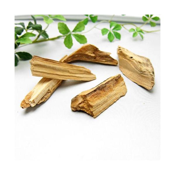 ペルー産 パロサント内容量：約20g※天然物の為、大きさいろいろ※画像は見本です※撮影に使用しているブレスレットや貝殻は付属しません●浄化アイテムとしてそのまま置いて、パワーストーンの浄化、お部屋などの空間浄化に。悪魔祓いの樹としてお守りと...