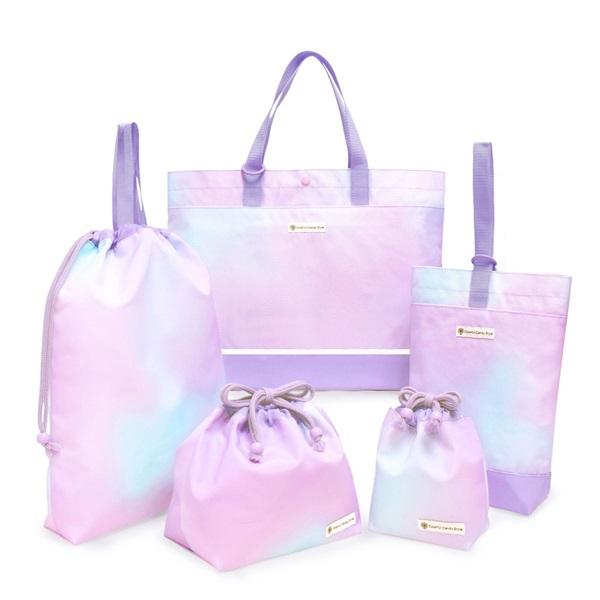 入園入学セットに使われている撥水素材は、アイロンがけがほぼ不要の“ノーアイロン素材”。アイロンにかける時間は1回数分ですが、年間にすると約40時間も節約できます。丸2日分の家事が減ると思うと、毎日のゆとりがぐっと増えますね。忙しい親御さんに...