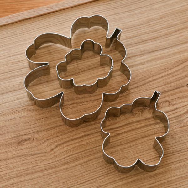 商品名：Unikko クッキー型 3個セットブランド：marimekko（マリメッコ）テキスタイルデザイン：Maija Isolaサイズ：〈大〉約 縦 12.3 cm × 横 14.5 cm〈中〉約 縦 8 cm × 横 10.5 cm〈小...