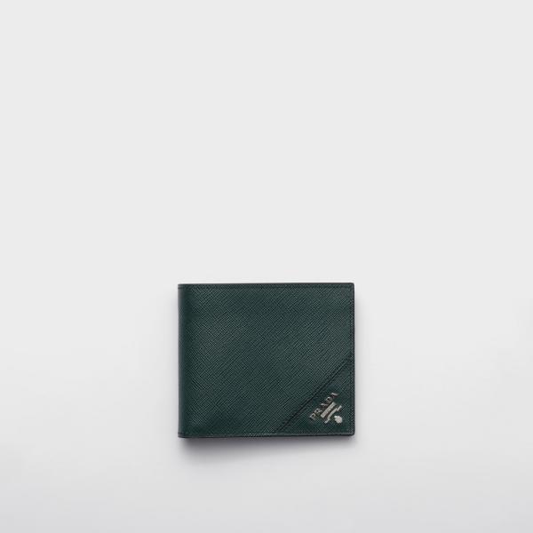 良品✨PRADA レアカラー　サフィアーノ　シルバーロゴ　グリーン　メンズ プラダ」の日本限定レザー財布は開運カラーなグリーン！ ラッキーデー