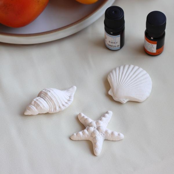 メイドイン瀬戸市で生まれた、海の生き物たちが、生活に優しい香りと癒しをもたらします♪愛らしいデザインのアロマストーンは、高品質な吸水性のある陶器で作られており、そのおしゃれなデザインは見ているだけで心が和みます。使い方は簡単。本体に直接エッ...