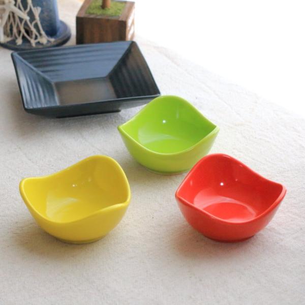 黄色の四角い陶器皿　菓子器です 黄色の四角い陶器皿 菓子器です 黄色の四角い陶器皿 菓子器です