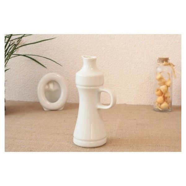 手作りドレッシングに挑戦！取っ手付きのかわいいドレッシングボトル。保存料の入っていないおうちドレッシングにはこれくらいの大きさがgood！使わなくなったら一輪挿しにしてもかわいい♪■商品番号　：　yt-0232■素材　：　磁器■サイズ　：　...