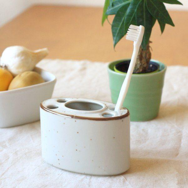 サニタリーに雰囲気をガラッと変える陶器製アイテム。粉引きの落ち着きのある色合いです中央の穴（4.5×3cm）には歯磨き粉のチューブにも使えます♪■商品番号　：　yw-0110■素材　：　磁器■サイズ　：　幅/10.5×6cm　高さ/7cm■...