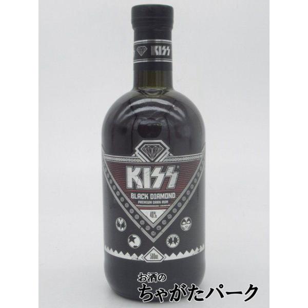 ラベルはバンドの初期時代からインスピレーションを得ています。彼らの特徴的なコスチュームとアイコニックなメイクをあしらったデザインのボトルを手に取ることは、KISSへの愛とともに成長し、今ここに偉大なラムと出会ったファンにとって心からの喜びと...