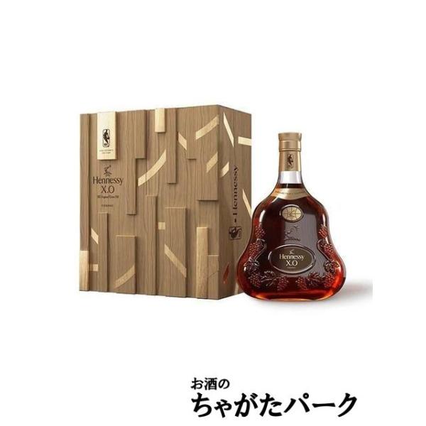 ヘネシー X.Oによるバスケットコートをオマージュしたデザイン。NBAのバスケットコートに足を踏み入れると、全ての練習、ドリブル、そしてどのシュートさえも、限界を突破するための渇望で燃えています。ここは単なるバスケットコートではなく、卓越性...