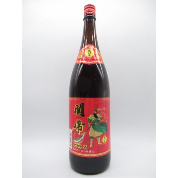 １７度　１８００ミリ料理酒としても便利な一升瓶の徳用サイズです。広大な中国にあっても屈指の酒造りの本場浙江省の紹興が産地。豊かな穀倉地帯が生み出す良質のもち米と鑑湖の清水という、自然の恩恵があって初めて作り出された醸造酒のトップです。関帝は...