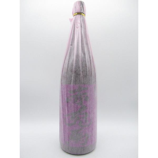 厳選された良質の黄金千貫（コガネセンガン／薩摩芋の一種）と頴娃（えい）紫芋と、鹿児島県特有の火山灰土（シラス台地）の地下数百メートルから湧き出る天然水を使って醸し出された芋焼酎。ふくよかでまろやかな味わいが特長です。【鹿児島県いちき串木野市...