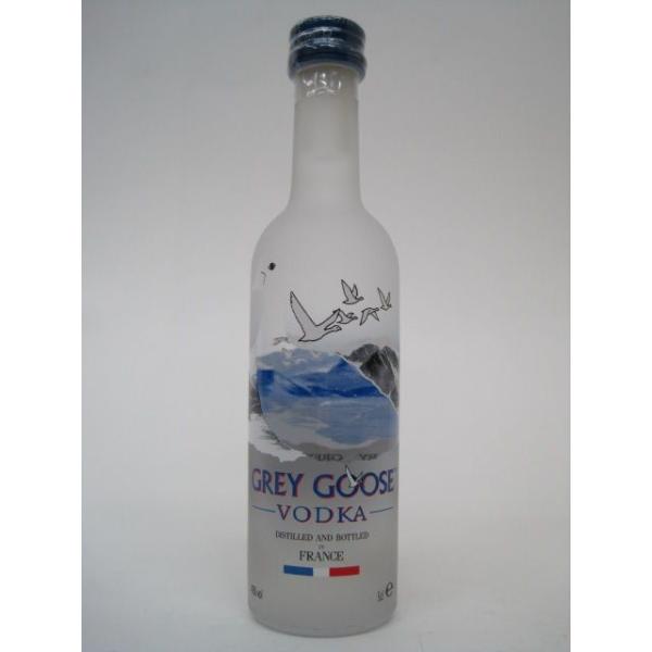 ４０度　５０ミリフランスで１９９７年に誕生したスーパー・プレミアム・ウォッカ。コニャック地方の天然湧水、ボーヌ地方産の小麦など、すべて最高品質の原料を用い、パッケージにいたるまで最高の知恵と努力を注ぎこんだ集大成。クリーミーでまろやかな味わ...