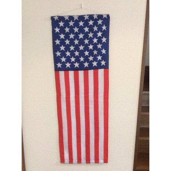 上下に細いパイプが入ったタペストリーです。縦長なのでちょっとしたスペースを埋めるのにも有効です。壁にかけるだけで結構インパクトがあります。お部屋のイメチェンを！！ルームデコレーションにご使用ください。若干プリントの摺れがある場合がありますが...