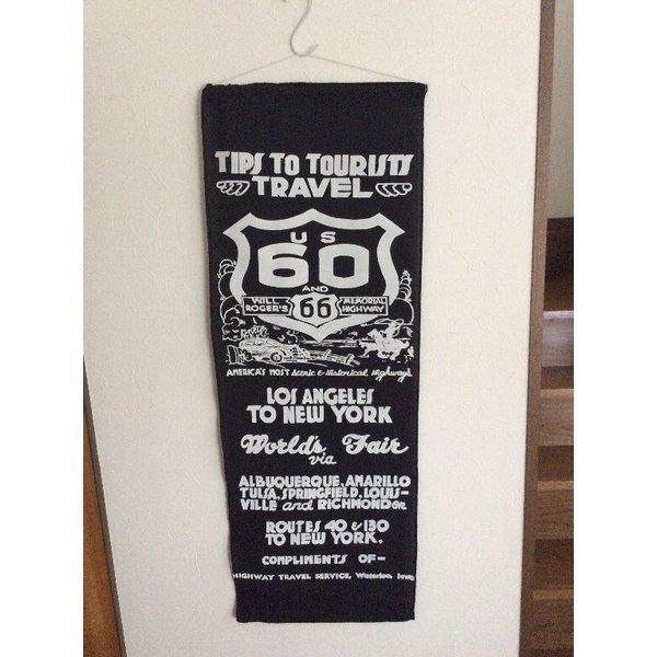 上下に細いパイプが入ったタペストリーです。縦長なのでちょっとしたスペースを埋めるのにも有効です。壁にかけるだけで結構インパクトがあります。お部屋のイメチェンを！！ルームデコレーションにご使用ください。若干プリントの摺れがある場合がありますが...