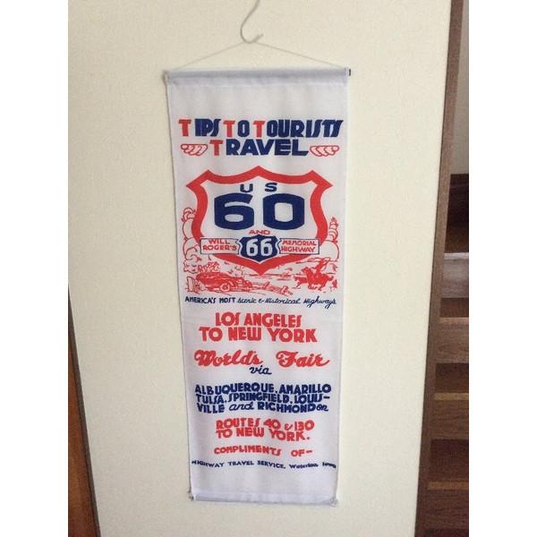 上下に細いパイプが入ったタペストリーです。縦長なのでちょっとしたスペースを埋めるのにも有効です。壁にかけるだけで結構インパクトがあります。お部屋のイメチェンを！！ルームデコレーションにご使用ください。若干プリントの摺れがある場合がありますが...