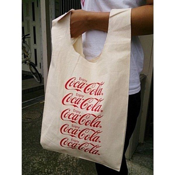 ☆★☆Ｃｏｃａ Ｃｏｌａ☆★☆コカ・コーラから 【コットンシーチング】素材のMARCHE BAG！サイズダウンして使いやすい大きさになりました♪お買いものでも、アウトドアでも、なんでも来いな使い勝手の良さ◎持ち手の部分を結んでトートのように...