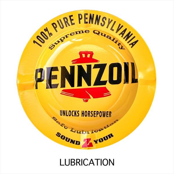 アメリカのモーターカルチャーを象徴するデザインが特徴的軽量なブリキ素材で扱いやすく、置くだけでレトロアメリカンなテイストに縁にはタバコを置けるノッチ付きで、実用性もバッチリですデスクやガレージ、ダイナー風インテリアにもおすすめですサイズ φ...