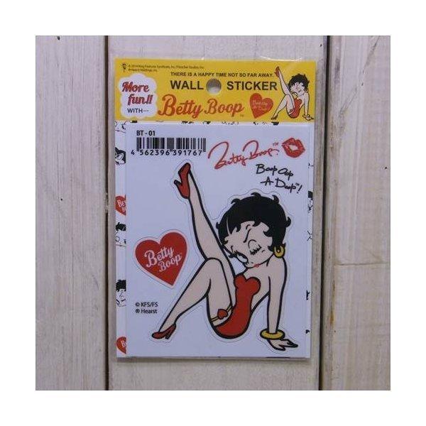 永遠のセクシーキャラクター大人気のベティーちゃん、キュートでセクシーポーズのステッカーです。お気に入りの場所に張ってモヤモヤして下さい。台紙サイズ:H9 W7cm 素材:ビニール