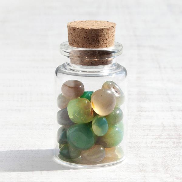 小瓶入りさざれ石　グリーンアゲート（瑪瑙）　鉱物　鉱石　飾り石　2250008080025　アクアリウム　パルダリウム　両生類　爬虫類　テラリウム　ミネラル　宝石　水晶　サボテン　多肉植物　飾り砂　飾り　20250529　y25m05　ｋｓ...