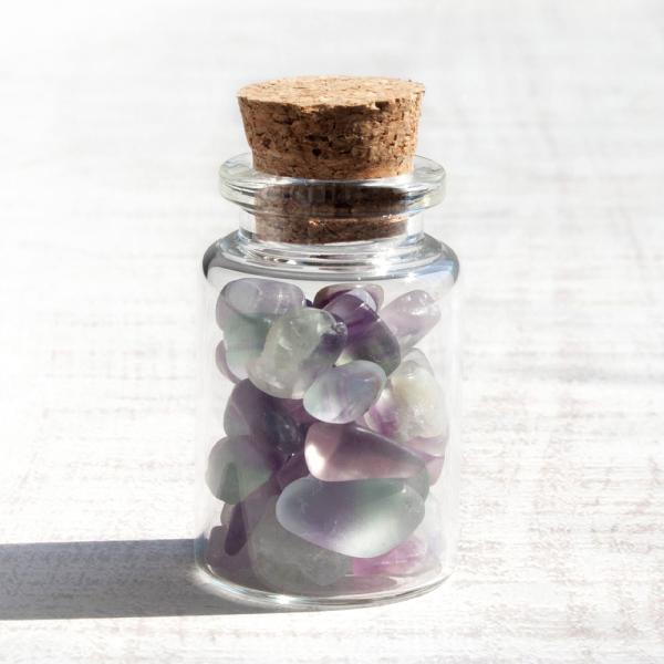 小瓶入りさざれ石　レインボーフローライト（蛍石）　鉱物　鉱石　飾り石　2250008099935　アクアリウム　パルダリウム　両生類　爬虫類　テラリウム　ミネラル　宝石　水晶　サボテン　多肉植物　飾り砂　飾り　20250529　y25m05...