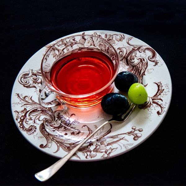 鼻先にふわりと広がるばらの香りと、ルビーのような色味が華やかなハーブティー。ハイビスカスとローズヒップ、赤く甘い香りが特徴的なローズレッドペタルだけを贅沢にブレンドしました。ローズヒップやハイビスカスに含まれるビタミンCは、肌の老化を防ぎ、...