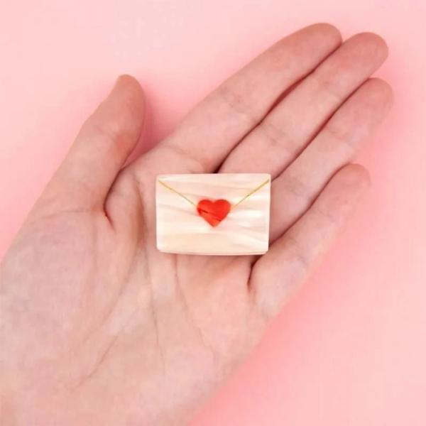 Coucou Suzette ラブレター ミニ ヘアクロー使用素材セルロースアセテートサイズ高さ 約2.5cm×横 約3.5cm重さ 約7gコメントCoucou Suzette,新作のヘアアクセです。ユニークで楽しいキッチュな作品が魅力のフ...