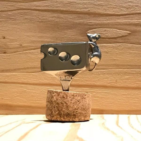 手のひらサイズのカードスタンド。おいしそうなチーズにはネズミが！遊び心満載なデザインで、インテリアをはじめ、デスクなどにおいて名刺立、メモスタンドとしても使うことが出来ます。底辺 25mm 高さ 約10.5mm