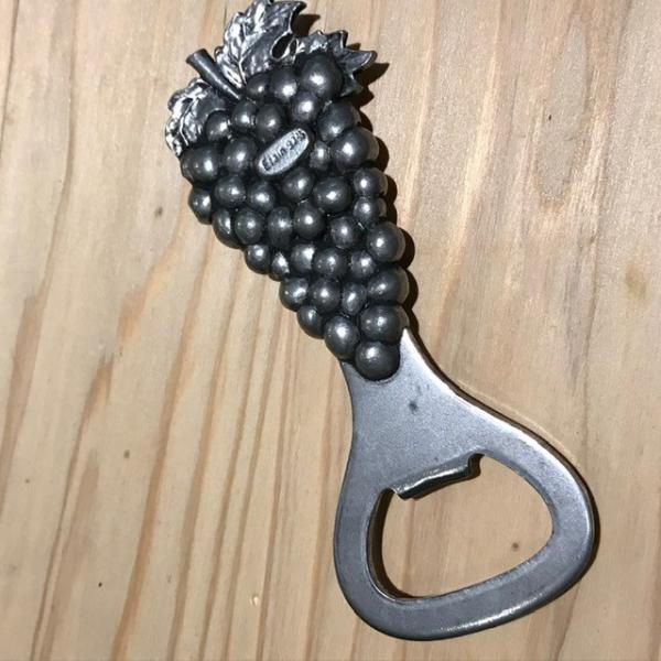 アンティーク調デザインのブドウ型栓抜き。しっかりとした重さがあるので安定して栓を抜くことが出来ます。長さ：約90mm