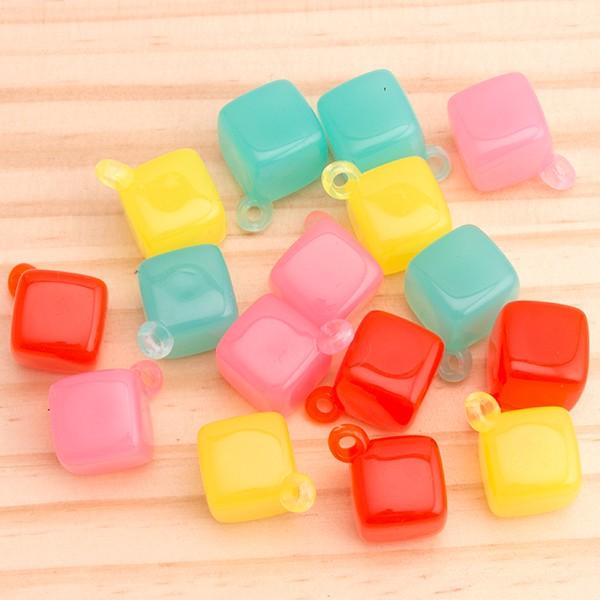 ビビットカラーのサイコロアクリルチャーム h-169a : 手芸材料