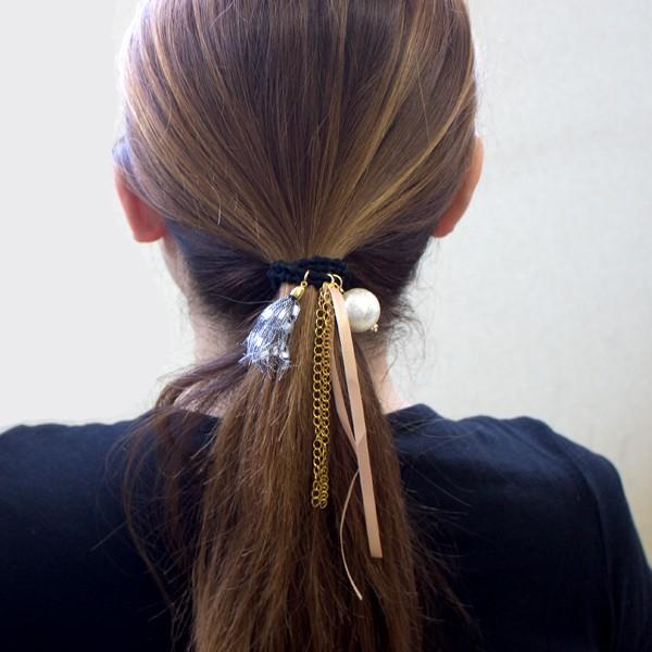 パール付きサテンリボン＆ゴールドチェーン＆タッセル付きヘアゴム  