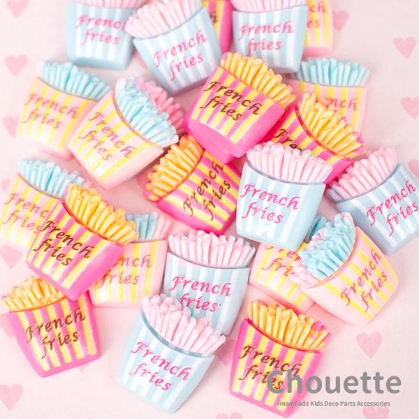 ご覧いただきましてありがとうございます。可愛いカラフルなフライドポテトのデコパーツです。ヘアアクセサリーや小物などのデコレーションにオススメ?いろいろな用途でお使いいただけます。【詳細内容】・デザイン：フライドポテト・内容数：2個（同色）・...