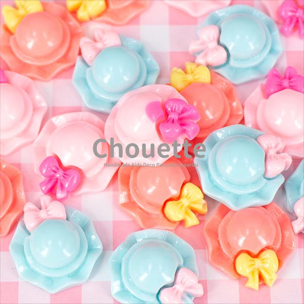 ご覧いただきましてありがとうございます。可愛い帽子のデコパーツです！ヘアアクセサリーや小物などのデコレーションなどその他にもいろいろな用途でお使いいただけます。裏面は平らになっているのでグルーガンなどで簡単に貼り付けることができます。【詳細...