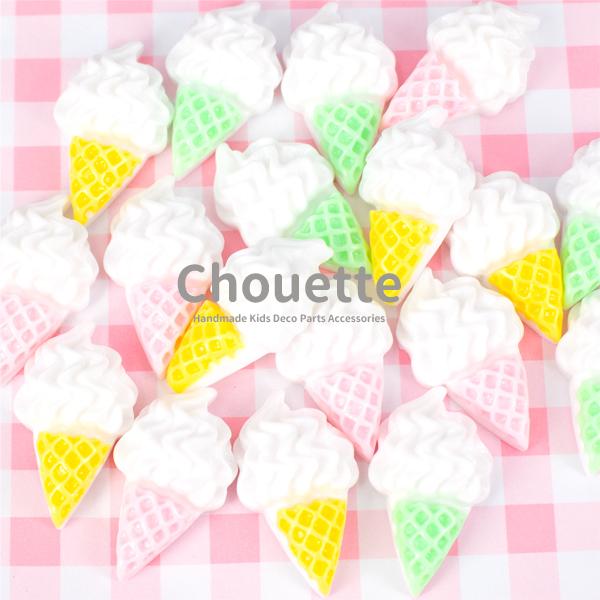 ご覧いただきましてありがとうございます。可愛いソフトクリームのデコパーツです！ヘアアクセサリーや小物などのデコレーションなどその他にもいろいろな用途でお使いいただけます。裏面は平らになっているのでグルーガンなどで簡単に貼り付けることができま...