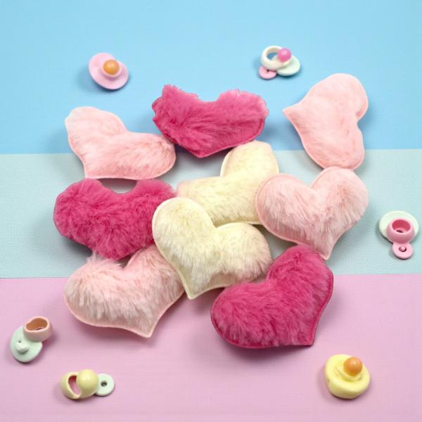 ご覧いただきましてありがとうございます。ふわふわ可愛い♪ハート型クッションパーツ3色セットふわふわもこもこの可愛いハート型クッションパーツです。立体感のある柔らかな素材で、様々なハンドメイド作品にお使いいただけます。【使用例】・ヘアアクセサ...