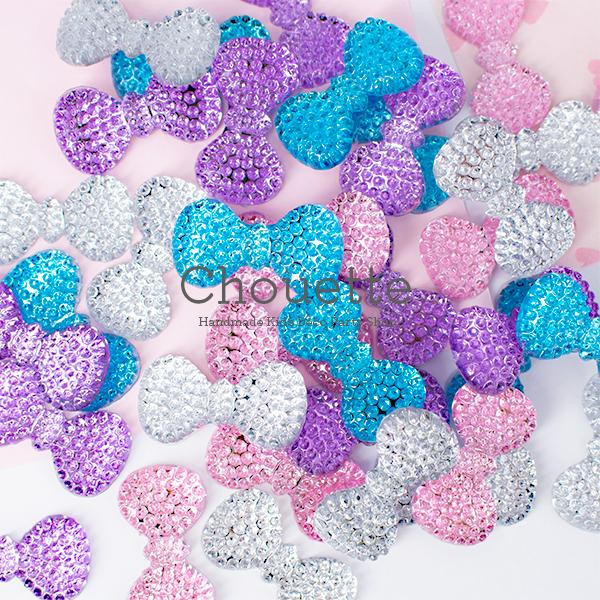 ご覧いただきましてありがとうございます。裏面は平らになっているので簡単に貼り付けることが出来ます。お子様のヘアアクセサリーや小物などのデコレーションにオススメ＾＾【詳細内容】（内容数）10個（カラー）ピンク、クリア、ブルー、パープル（サイズ...