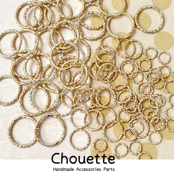 ご覧いただきましてありがとうございます便利な基礎パーツ。チャーム本体としてつかったり、ジョイントとしてもお使いいただけます♪（詳細内容）・サイズ：約8ミリ、12ミリ、18ミリ・内容数：8ミリ→35個、12ミリ→20個、18ミリ→15個・カラ...