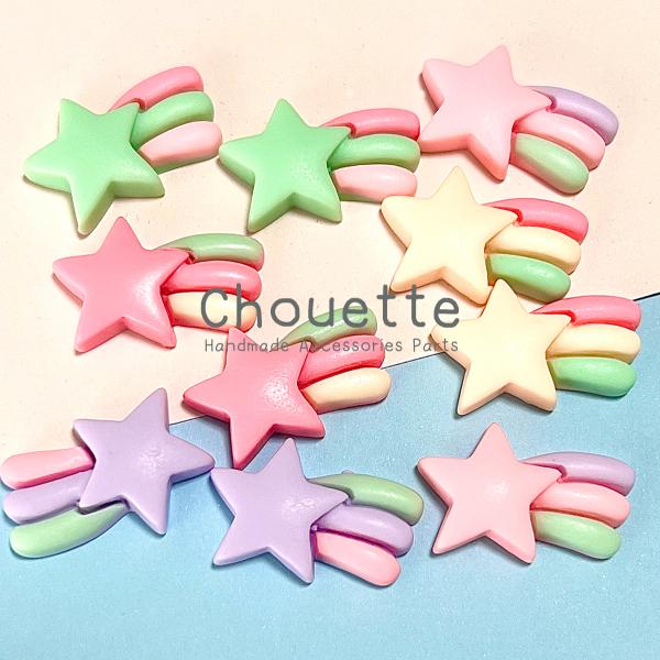 ご覧いただきましてありがとうございます。裏面は平らになっているので簡単にボンドなどで貼り付けることができます♪ヘアアクセサリーや小物などのデコレーションに◎色々な用途でお使いいただけます。【商品説明】（デザイン）流れ星のデコレーションパーツ...