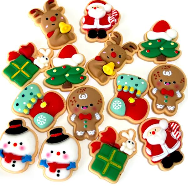 ご覧いただきましてありがとうございます。クリスマスにおすすめのデコレーションチャーム♪ヘアアクセサリーやブローチピン、小物などのデコレーションにオススメ＾＾オリジナルの作品作りにお役立てください♪【商品説明】（内容数）2個（サイズ） サンタ...