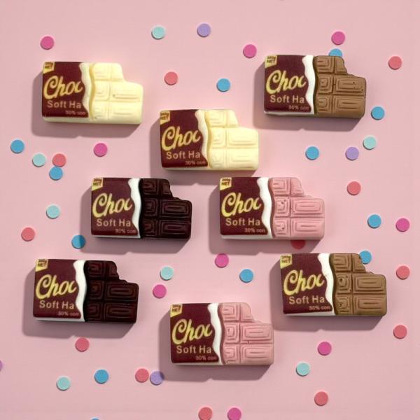 ご覧いただきましてありがとうございます。チョコレートっぽくて板チョコ風になってます。ヘアゴムや、ピアスにしても可愛いかも。。ドールなどに持たせても可愛いです。【商品説明】（内容数）2個（サイズ）約18mmx9mm 厚み約2mm （多少の誤差...