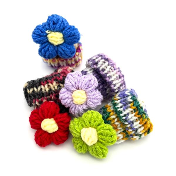 ご覧いただきましてありがとうございます。花付きミニサイズのニットです!!お気に入りの人形やぬいぐるみにかぶせたり、アレンジも可能!!そのまま金属パーツにつないでアクセサリーにしても可愛いです☆☆ いろいろな色合いのニット帽なので楽しめます。...