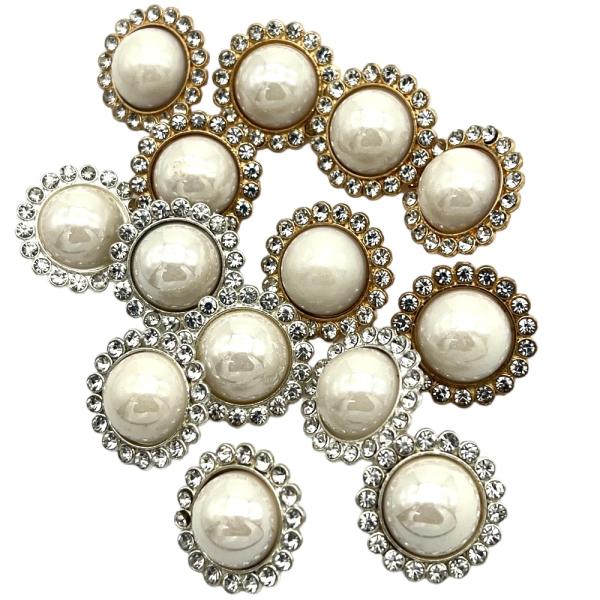 ご覧いただきましてありがとうございます。パールがきれいでストーンがキラキラ輝いているボタンパーツです。これひとつ付けるだけでハンドメイド作品に華やかに演出できるかと思います。いろいろな用途でアレンジできるかと思います。■サイズ：約2cm×2...