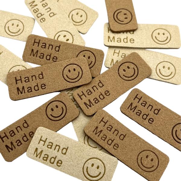 ご覧いただきましてありがとうございます。小物などのデコレーションに◎スマイルの革タグです。使いやすいサイズになってます。いろいろな用途にお使いいただける便利なアイテムです。【商品説明】■サイズ：約1.2cm×3.5cm 厚み約1.2mm (...