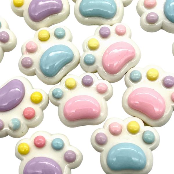 ご覧いただきましてありがとうございます。肉球が可愛いデコパーツです。色がパステル柄でとても可愛いです。■サイズ：約2cm×2cm厚み4.7mm(多少の誤差がある場合がございますのでご了承ください）■内容数 4個■素材：アクリル◇商品について...