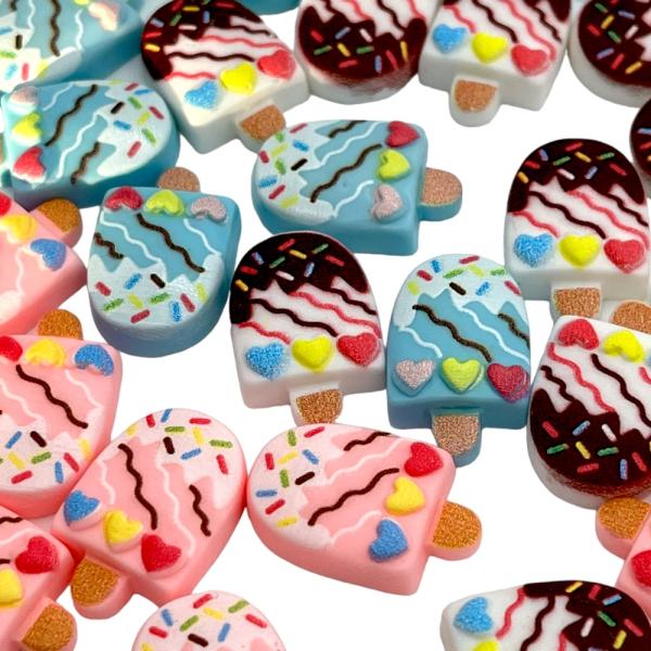 ご覧いただきまして誠にありがとうございます。可愛らしいアクリル製のアイスモチーフデコレーションパーツです。様々な用途に使えます。手作りアクセサリーやヘアアクセサリー、スクラップブッキングなどに貼り付けることもできます。（内容数）同色5個（サ...