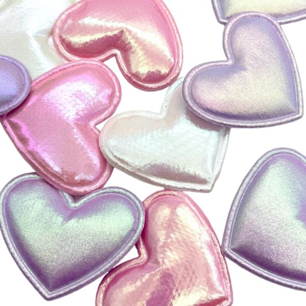 ご覧いただきまして誠にありがとうございます.お子様のヘアゴムや、お子様の洋服、カバンなどにつけたりすると可愛い！キラキラハートがクッションパーツとなっています。ハンドメイドの温かみとキラキラ輝く輝きが、お子様のファッションや小物にぴったりで...