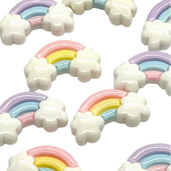 ご覧いただきまして誠にありがとうございます.華やかなカラフルな虹のデコパーツです。ピンクやパープル系の色合いが特徴で、見た目もキュートです。このデコパーツはヘアゴムやヘアピンに付けることができ、お子様の帽子にもピッタリです。ぜひ、お子様のフ...