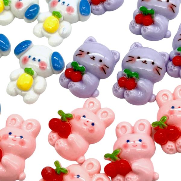 ご覧いただきまして誠にありがとうございます。果物を持った可愛いアニマル達です。犬や、ねこ ウサギなどがアニマル達がいます。からまないゴムで作ったアクセサリーも載せておりますのでご参考ください。いろいろな用途でご使用ください。（内容数）4個（...