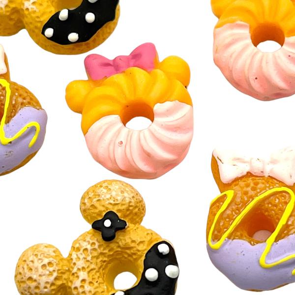 ご覧いただきまして誠にありがとうございます。ドーナツのデコパーツです。裏面が平らになっておりますのでヘアピンや、ヘアゴムなどにおススメです。いろいろな用途でご使用ください。（内容数）2個（サイズ）ピンク 約2cm×2cm ブラック2cm×2...