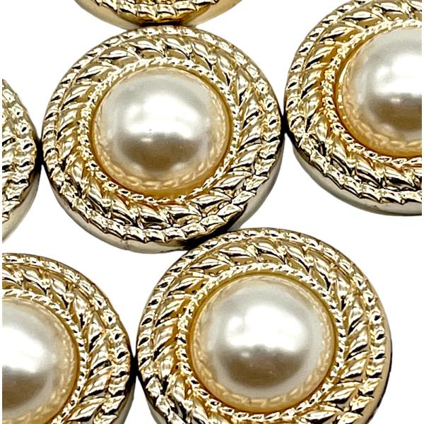 ご覧いただきましてありがとうございます。アンティーク調のボタンです。 周りがゴールドにあしらわれていてデザインが独特なので惹きつけるようなパーツです。後ろが平らになっているのでいろいろな用途でご使用ください。【内容数】6個【サイズ】約2×2...