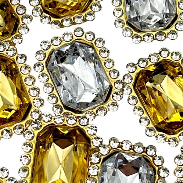 ご覧いただきましてありがとうございます。キラキラのストーンのビジューです。キラキラしているのでこれ一つで豪華に演出できます。お子様の指輪などにも貼り付ければキラキラ感があるので喜んでいただけるかと思います。いろいろな用途でご使用ください。【...