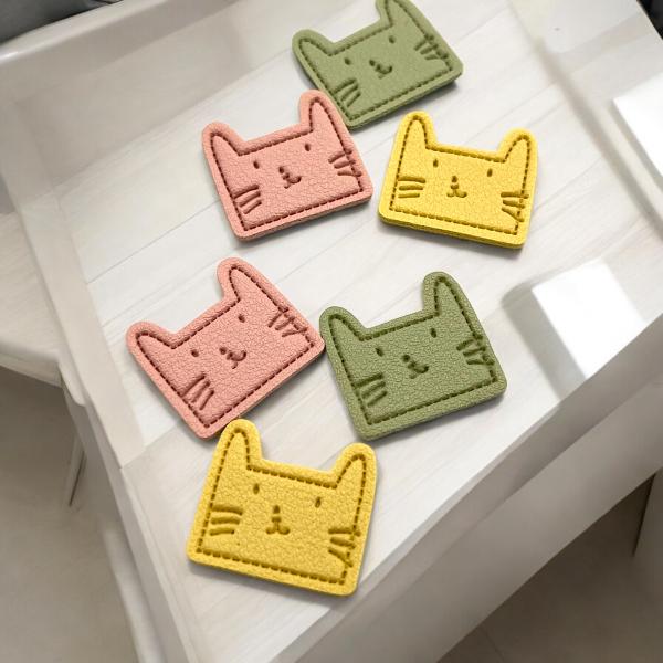 ご覧いただきましてありがとうございます。付けるだけで簡単に作品のクオリティを上げてくれる可愛らしい猫デザインのタグ。シンプルなデザインなので無地の作品はもちろん、柄のある作品のワンポイントにもおすすめです。 アイロン用の糊を使って簡単に付け...